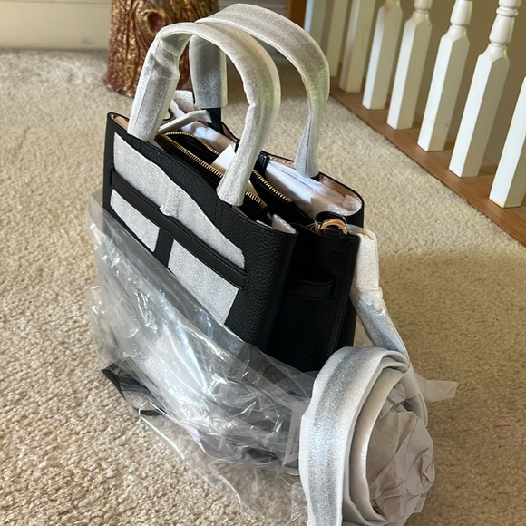 MICHAEL KORS CROSSBODY PURSES SUPER CUTE NEW AUTHENTIC 9x8 TWO TONE COLOR - Picture 9 of 10